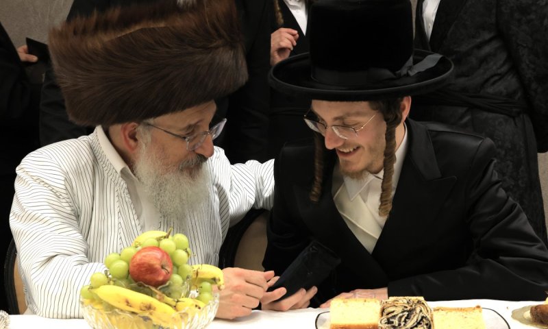 שמחה גדולה בבית שמש: הרבי מקאסאן אירס את בת הזקונים