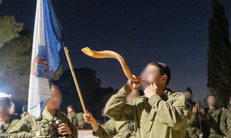 סערה בצה"ל: חייל הצטלם עם חבל תלייה על המדים - נבדקת זהותו