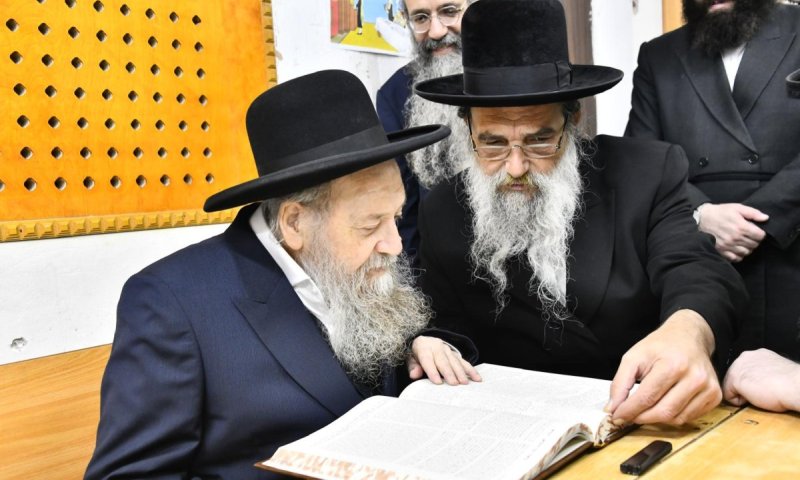 האדמו"ר וזקן המקובלים שקעו יחד בלימוד בזוהר הקדוש | תיעוד