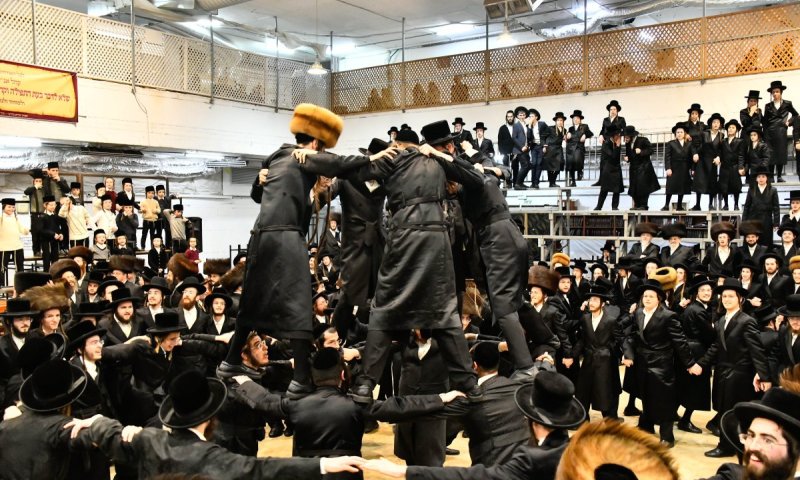 חתונה בחצרות מכנובקא בעלזא - יערוסלב - שידלובצא - ערלוי
