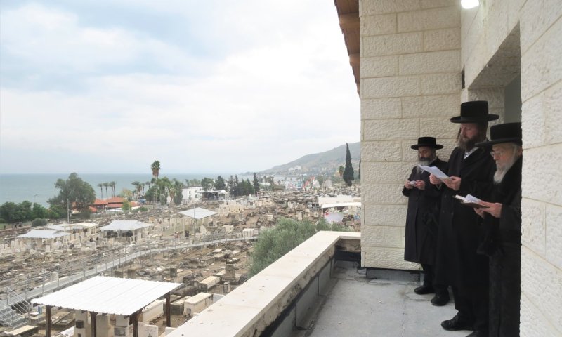 האדמו"ר הכהן התפלל מהדירה שמשקיפה לציון רבי יוחנן מקרלין
