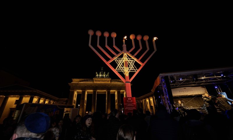 הופיע בהפתעה: נשיא גרמניה הגיע לטקס הדלקת נר חנוכה