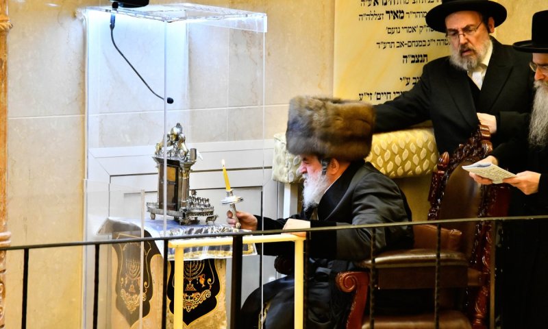 תיעוד ענק ומרהיב: אלפים בהדלקת הנר הראשון עם האדמו"ר מויז'ניץ