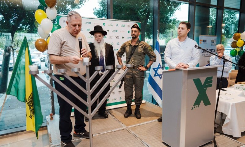 קבוצת ׳אגד׳ ערכה הדלקת נר ראשון של חנוכה בהשתתפות מאות עובדיה 