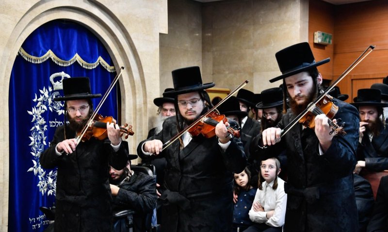 ההדלקה בנדבורנה התאחרה בשעה: צעירי האברכים ניגנו בכינורות