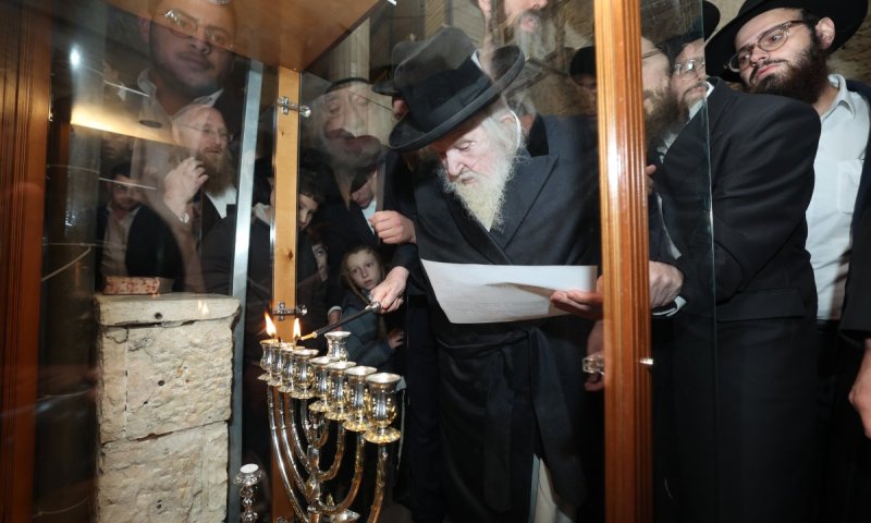 מחסומים בחניה ברחוב קצנלבוגן: המונים בהדלקה אצל פוסק הדור
