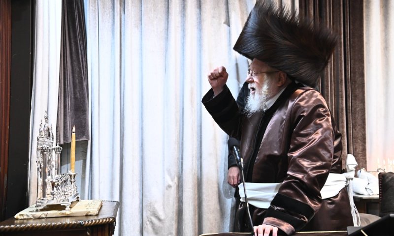 עבודת הקודש של האדמו"ר מקרעטשניף במעמד ההדלקה
