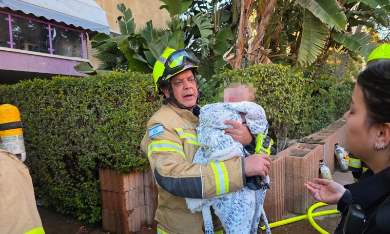 תינוקת ושישה בני אדם חולצו משריפה בבניין מגורים בבאר שבע