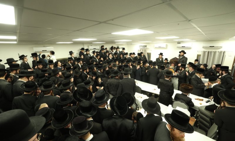 המונים נדחקו במעמד ההדלקה בטרעבישאן לקבל 'מעות חנוכה'