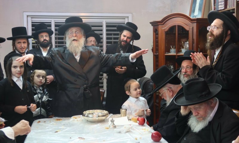 רחוב רבי עקיבא 73: מעמד ההדלקה אצל ר' חיים יוסל בידרמן