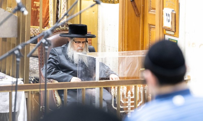 ביקור בבורו פארק, דינר וסעודה: שורת מעמדים בחנוכה בחצר סאטמר