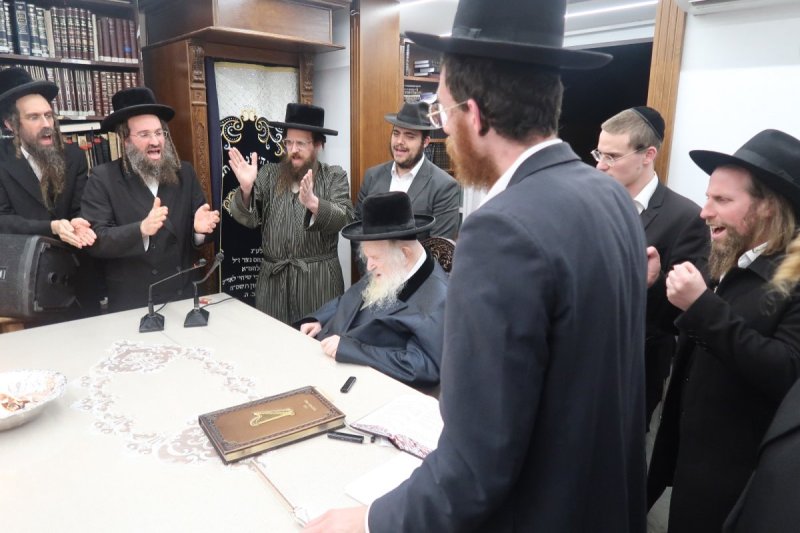 באדיבות המצלם