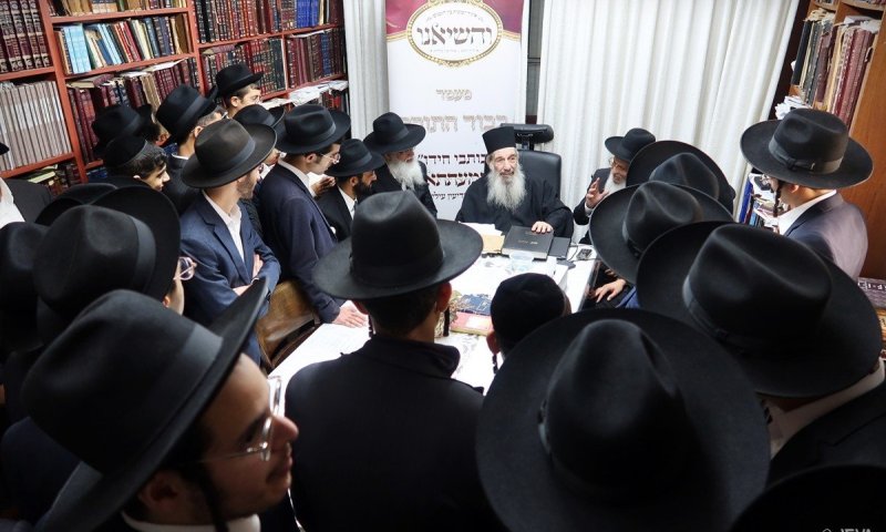 הבחורים התימנים ממודיעין עילית קיבלו מלגות אצל גדולי ישראל