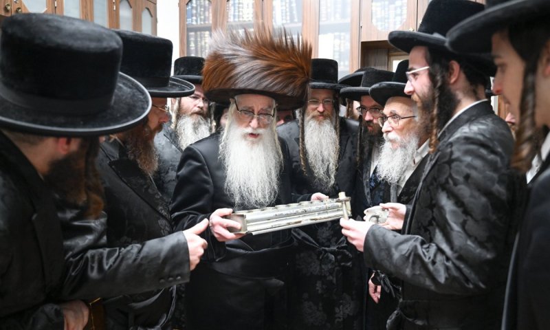 בחרדת קודש: הבנש"ק הראה לרבי מצאנז את ה"מנורה" של רבי אהרן מבעלזא