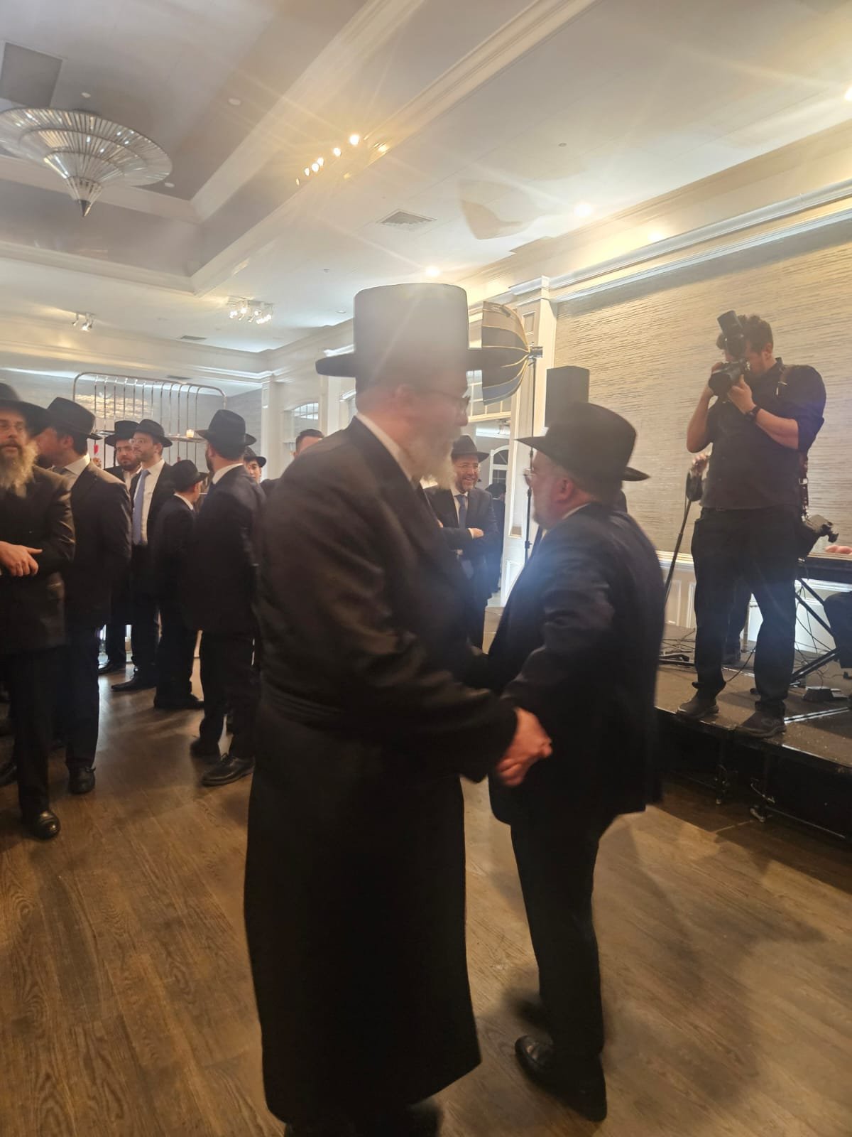 באדיבות המצלם