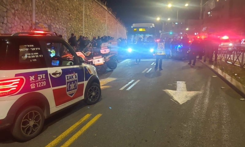 דקה אחר דקה: המפגינים צובאים על האוטובוס והנהג פותח בנסיעה