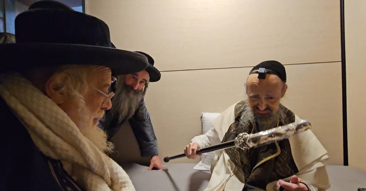 הצדיק הרב קוק העניק לרבי מתולדות אהרן מקל אדמו