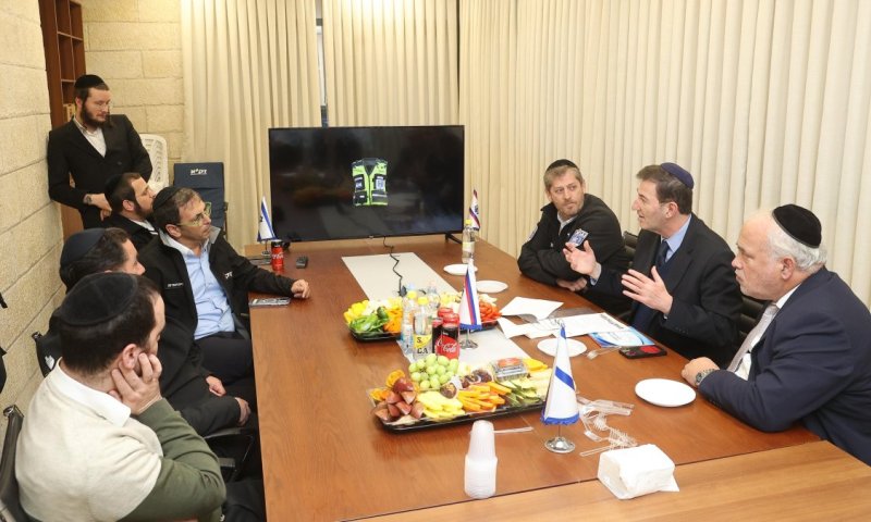 יו"ר ועדת חוץ וביטחון ח"כ בועז ביסמוט ערך ביקור רשמי במטה הארצי של זק"א