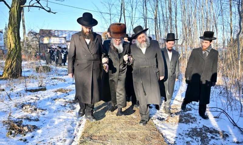 גלרית ענק ממסע הנאמנים של חסידות אלכסנדר לפולין המושלגת