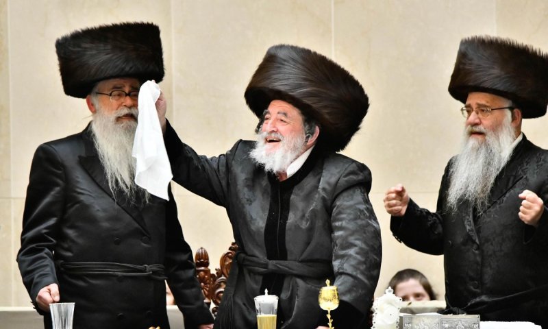 תיעוד מרגש מויז'ניץ: האדמו"ר הלהיב את החסידים בשמחת הפארשפיל