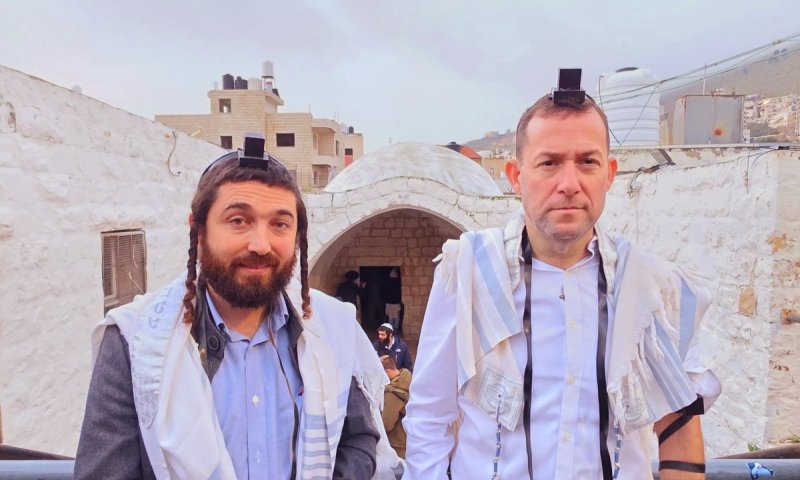 לראשונה מזה 25 שנה: יהודים התפללו בקבר יוסף לאור יום