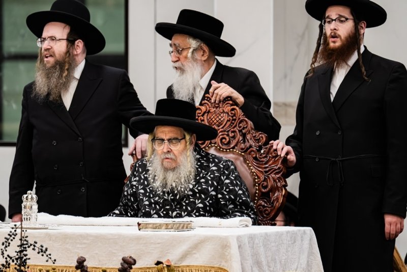 בחצרות סאטמר