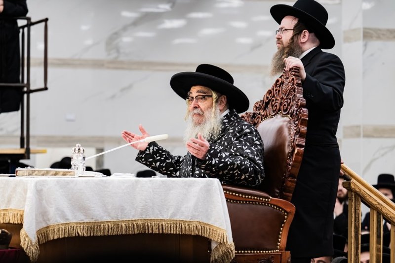 בחצרות סאטמר