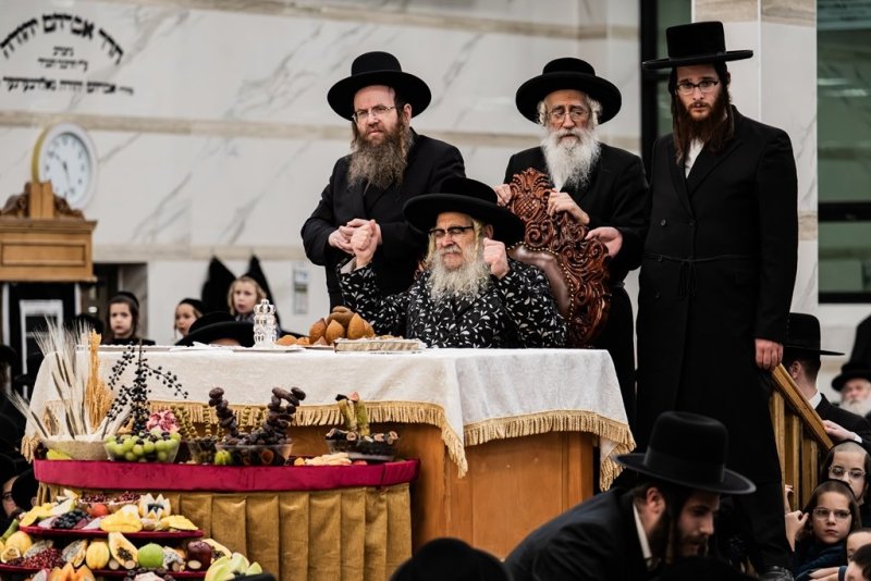 בחצרות סאטמר