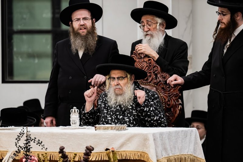 בחצרות סאטמר