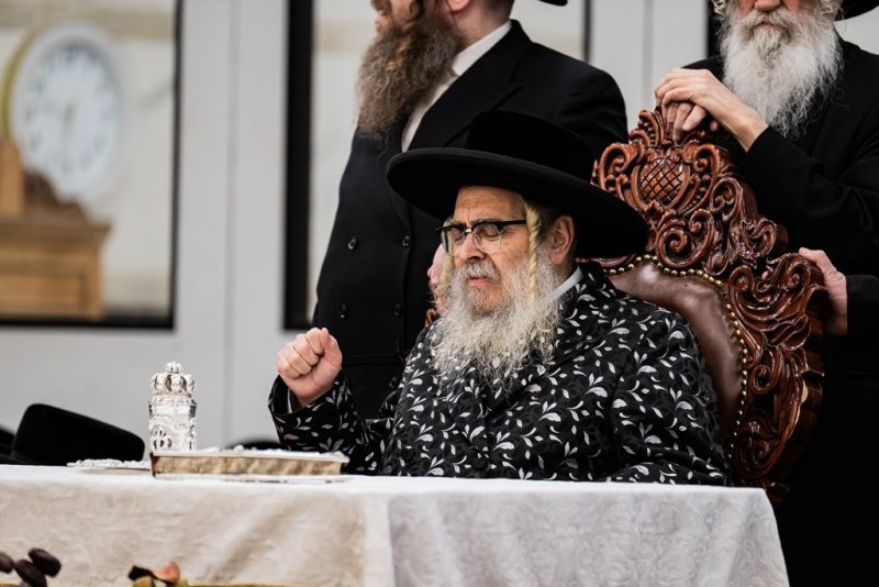 בחצרות סאטמר