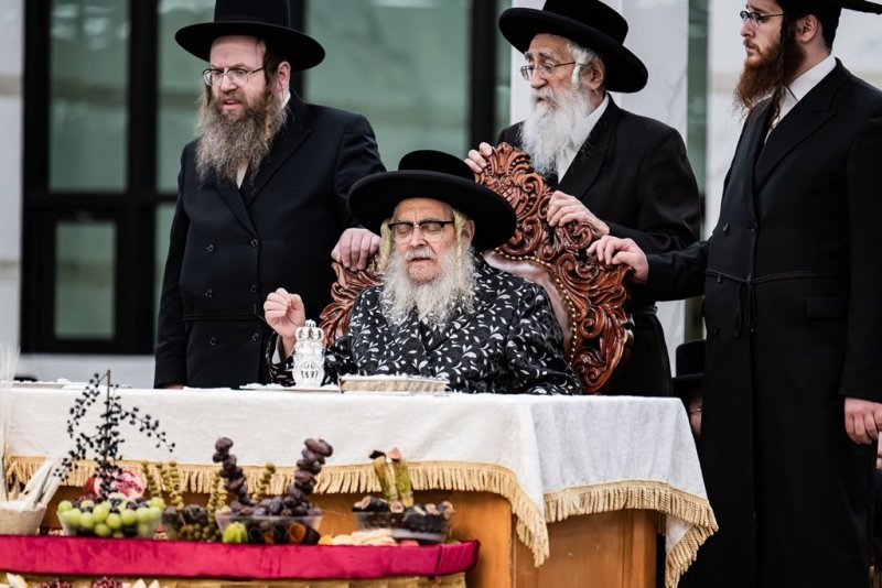 בחצרות סאטמר