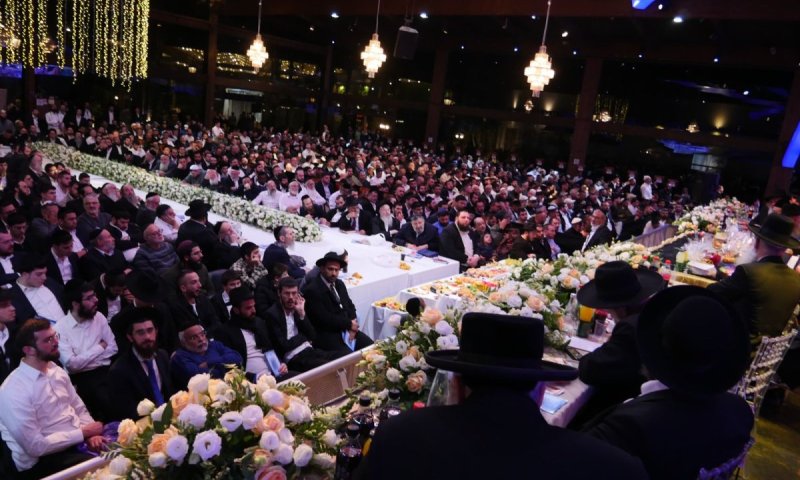 עם שולחן ארוך ומפה לבנה: הגאון הינוקא בירך על הפירות ב'טרויה'
