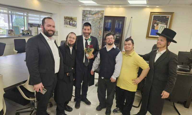 ט&rdquo;ו בשבט במשתלה של &ldquo;אהל שרה&rdquo;: חניכי מערך התעסוקה חילקו עציצים לבכירי עיריית בני ברק