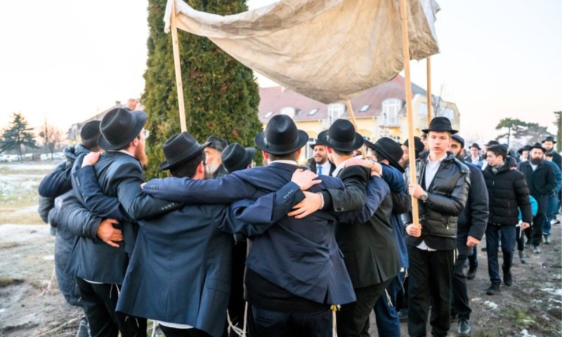 ס"ת ראשון הוכנס להיכל הישיבה החדשה באוסטרו-הונגריה