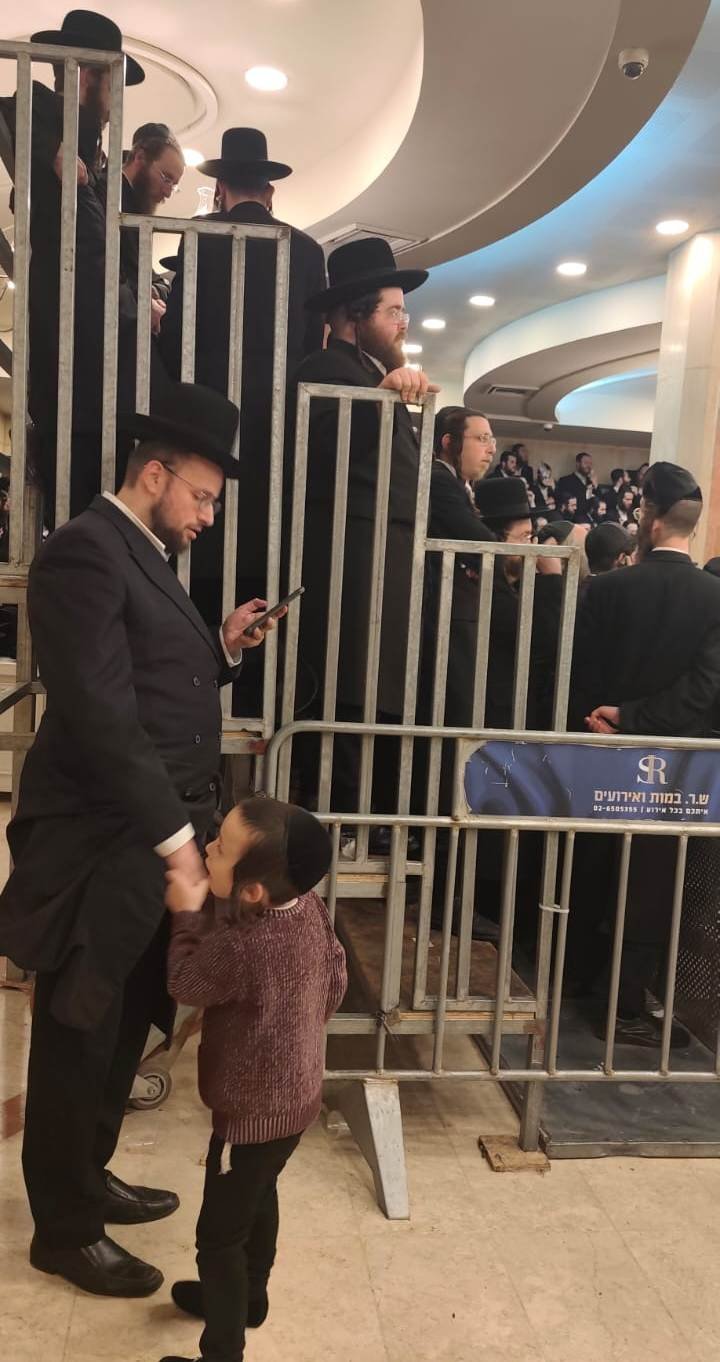 באדיבות המצלם