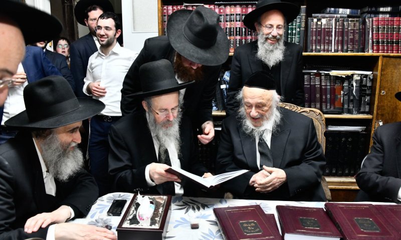 60 יום קודם: בבית הגרב"ד השיקו את ה'הגדה של פסח' - 'בד קודש'
