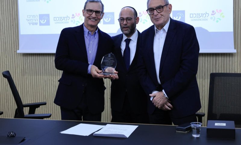 נקודת פתיחה: בכיר מנתחי עמוד השדרה בביקור במרכז הרפואי שמיר