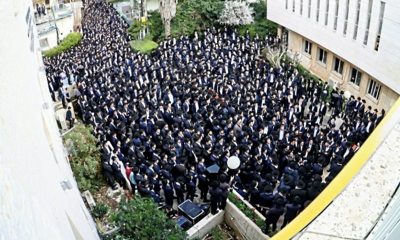 גאולה ובית וגן נחסמו: המונים ליוו את ר' אביעזר והבן הגדול הוכתר