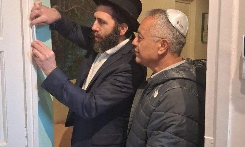 קודש בבית האסורים: קונסול ישראל ושליח חב"ד חנכו מרכז תפילה לאסירים באתונה