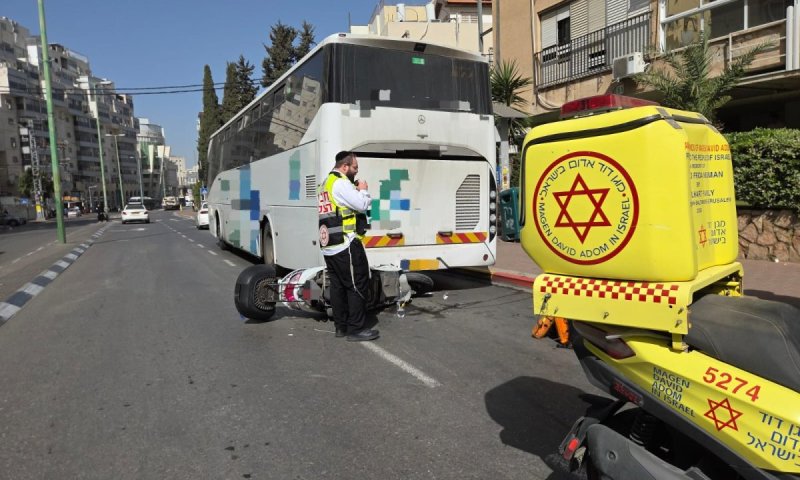 רוכב אופנוע התנגש באוטובוס בבני ברק - ונפצע קשה בראשו