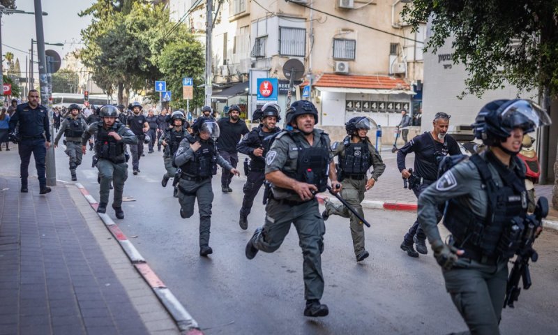 בניגוד להכחשות צה"ל: החיילות שהותקפו - חילקו פלאיירים בבני ברק