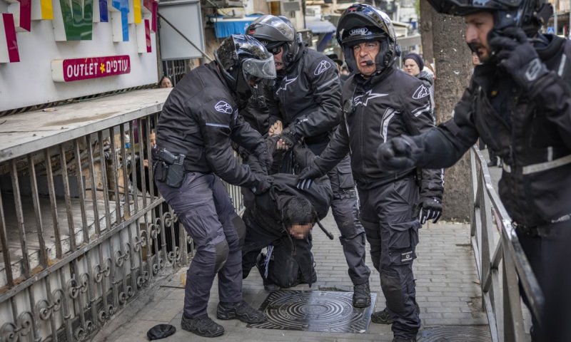 גאולה: בן 13 נעצר לאחר שגרם נזק לתחנת אוטובוס