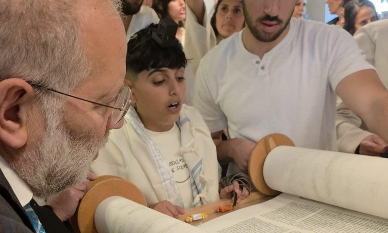 קידוש השם בקיבוץ גבים: בר המצווה של היתום על חורבות הטבח - בבית הכנסת לזכר אביו