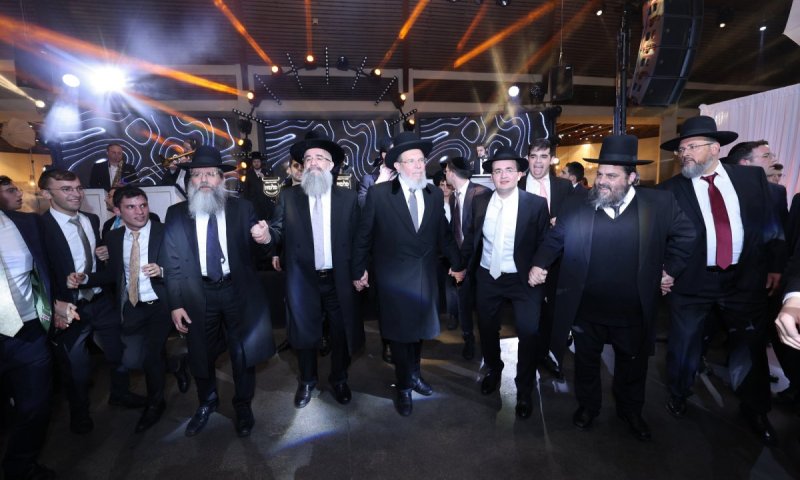 רבה של אור עקיבא השיא את בנו - כולם באו לברך