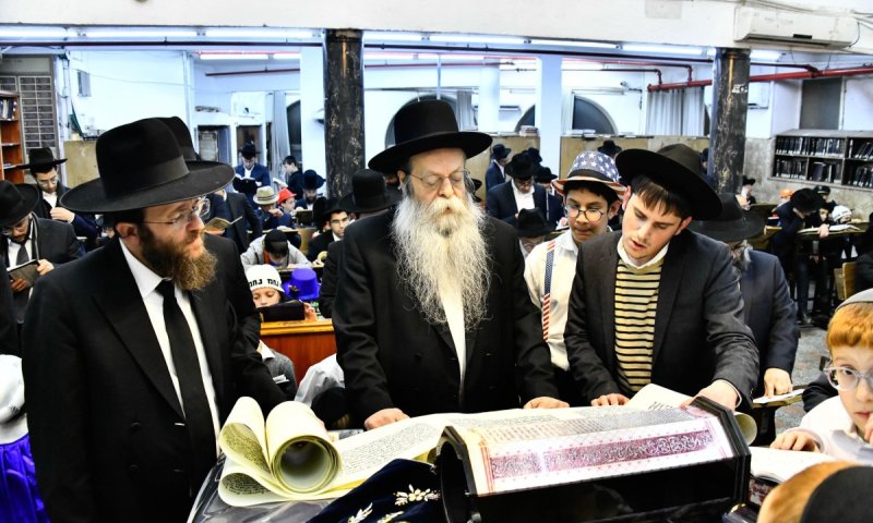 קריאת המגילה בהיכלו של ראש הישיבה הגר"ש קנייבסקי