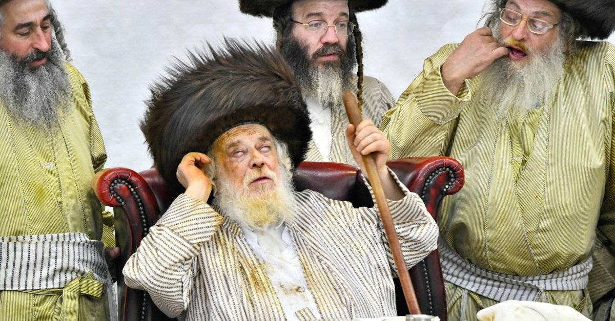 תיעוד ענק: המקל המסתורי שהרבי מתולדות אהרן לא עזב בפורים - בחדרי חרדים