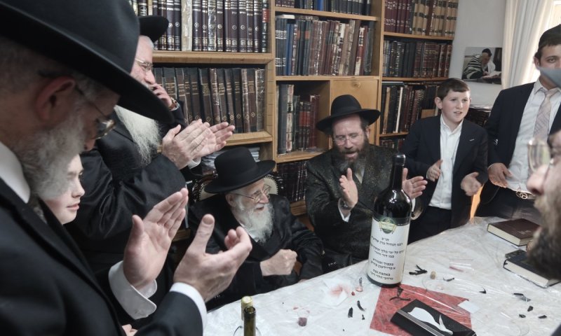 לָבוֹא אֶל הַמֶּלֶךְ: פורים במחיצת מנהיג 'בני תורה' הגר"ע אויערבאך
