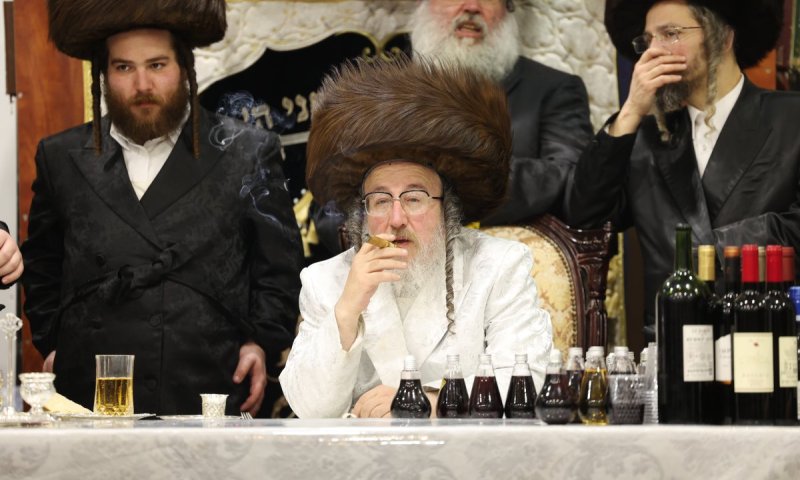 הרבי מבני ברק ערך את טיש 'משתה היין' בבית מדרשו בירושלים