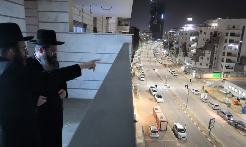 צפה מהמרפסת: הרב החדש של גור בבני ברק הגיע ל'מתחם הסופרים'