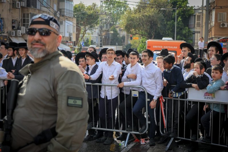 אריאל סר